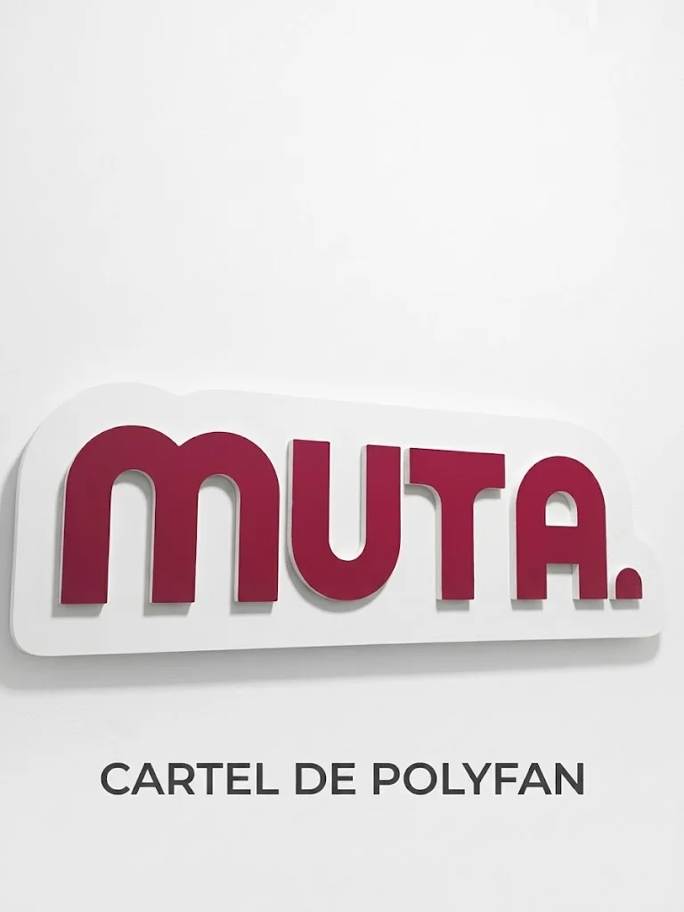 Cartel de polifan con letras de la marca Muta