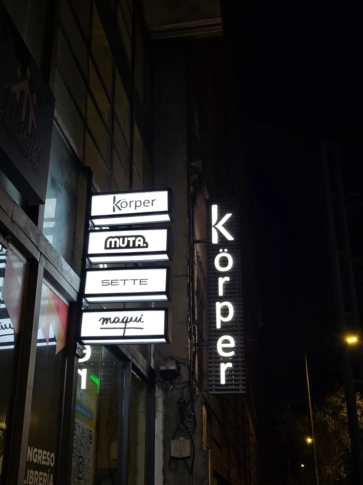 Pastillas luminosas de varias marcas sobre una vereda de noche