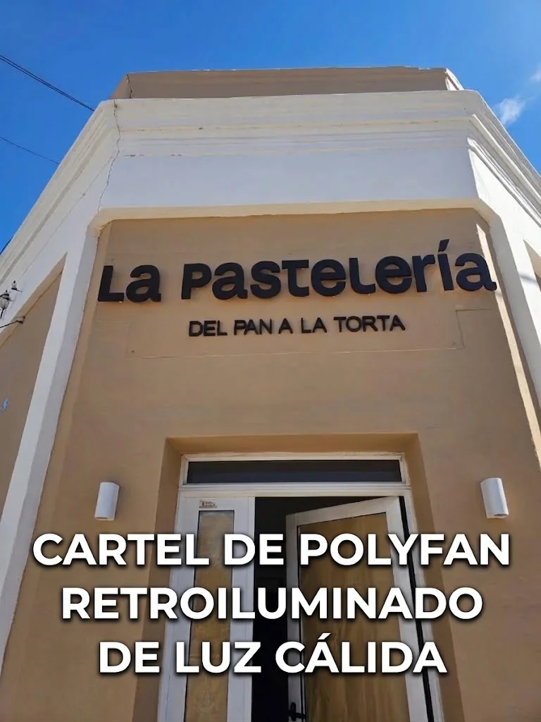 Esquina de La Pastelería con cartel de polifan durante el día